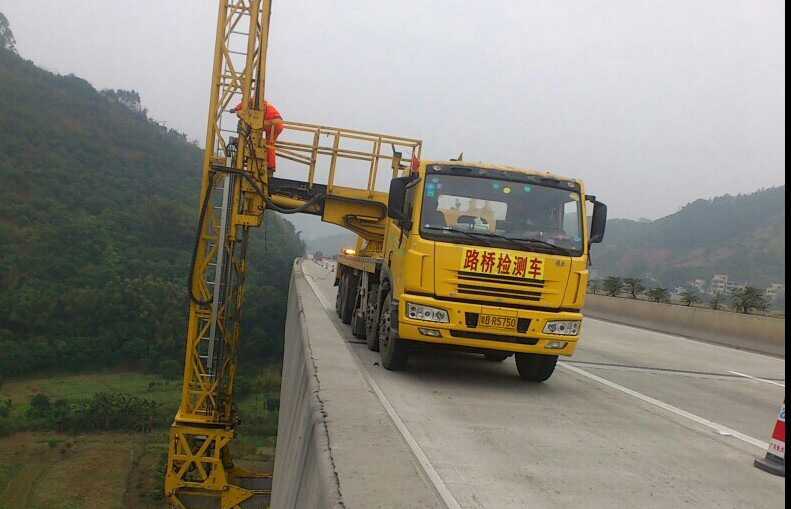 骏达18米桥梁检测车在云安县麻子田桥施工