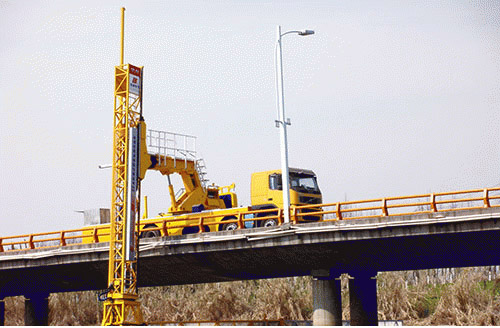 骏达公司18米桥检车在汕头海湾大桥施工现场