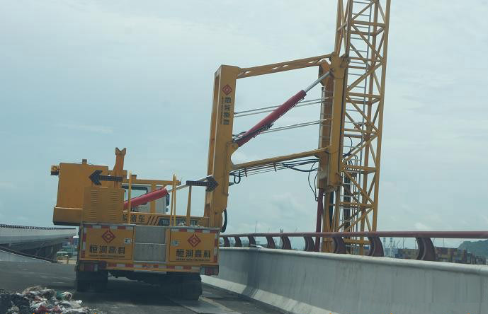 骏达公司桥检车在云浮G80国家高速